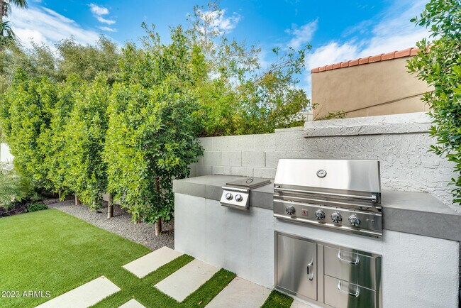 Building Photo - 8618 N Timberlane Dr