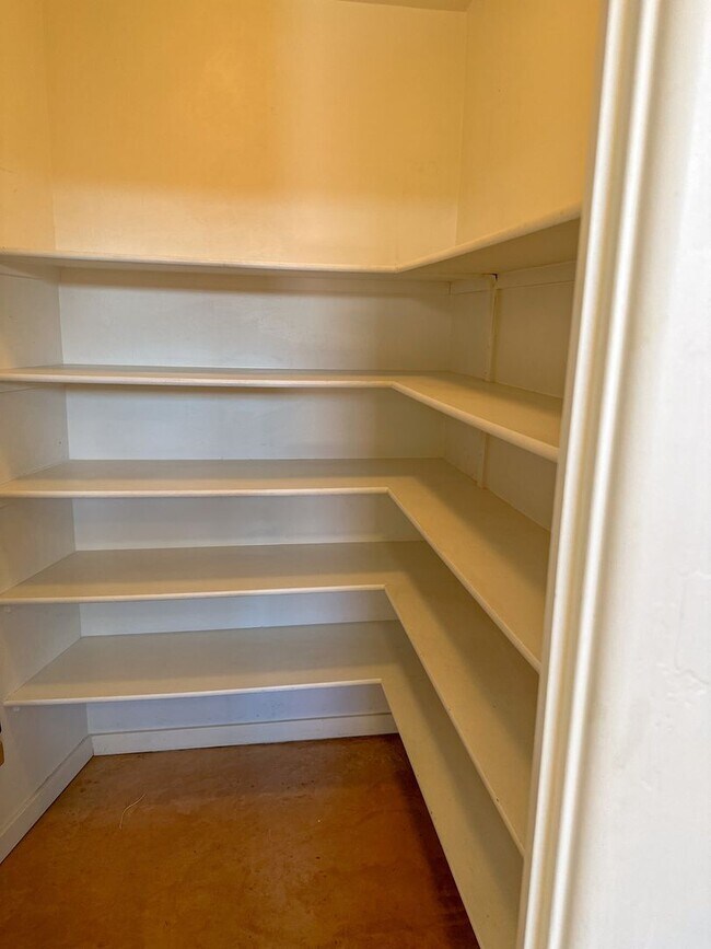 Building Photo - 861 S Osborne Ave