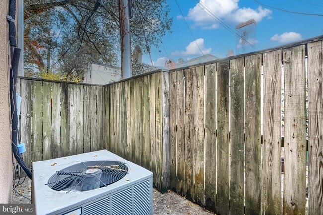 Building Photo - 624 Jasper St