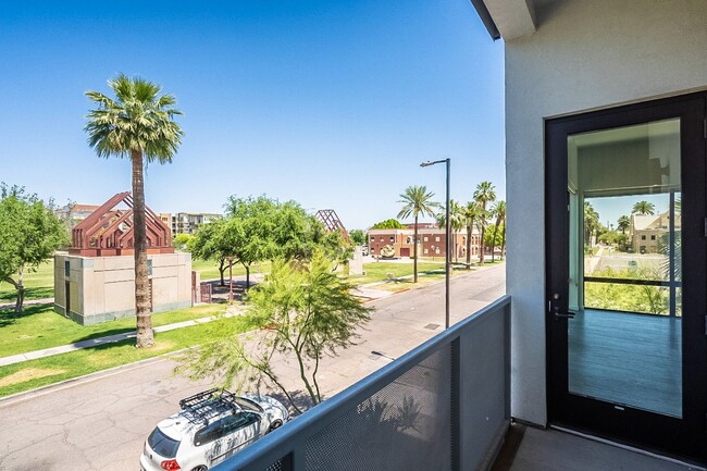 Building Photo - Live the Downtown Life! 2 Bedrooms!