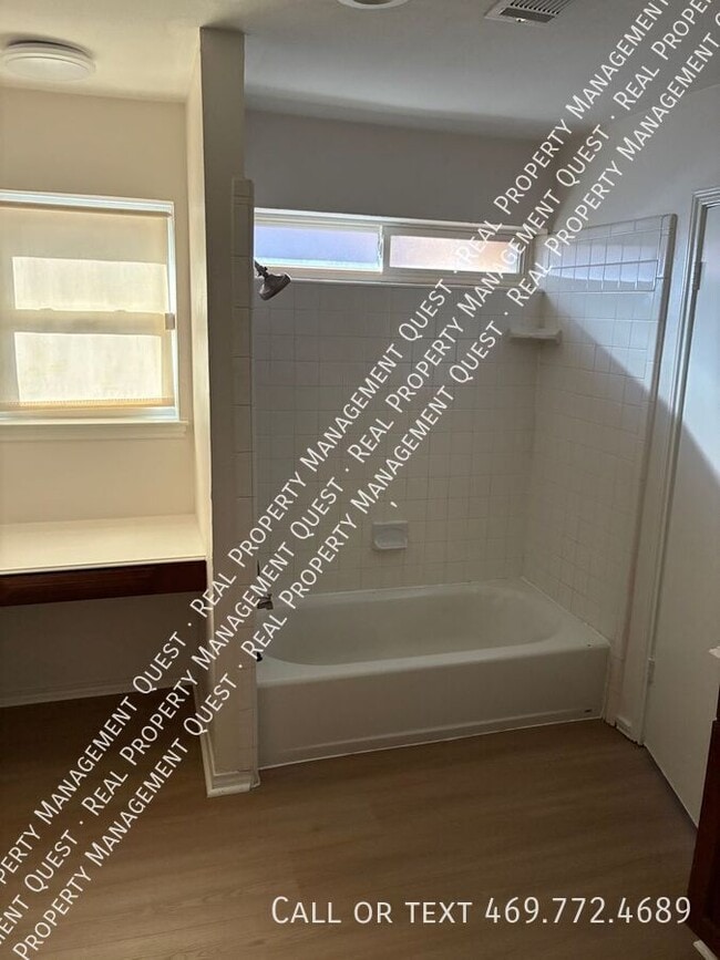 Building Photo - 814 Meandering Way