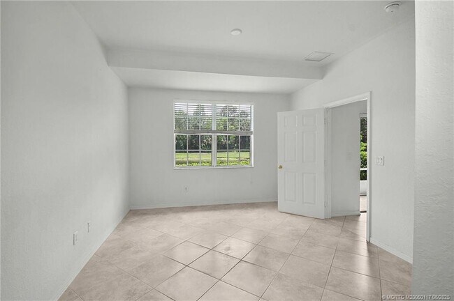 Building Photo - 1550 SE Hampshire Way