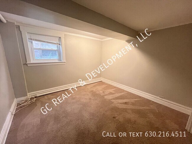 Building Photo - 5410 W Berteau Ave