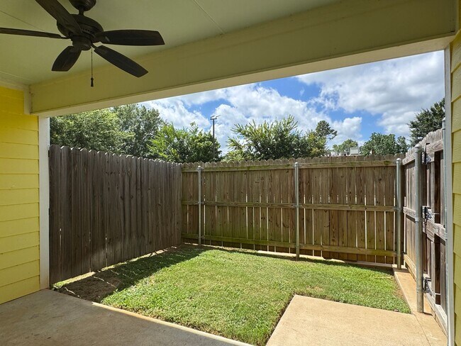 Building Photo - 2300 Airline Dr