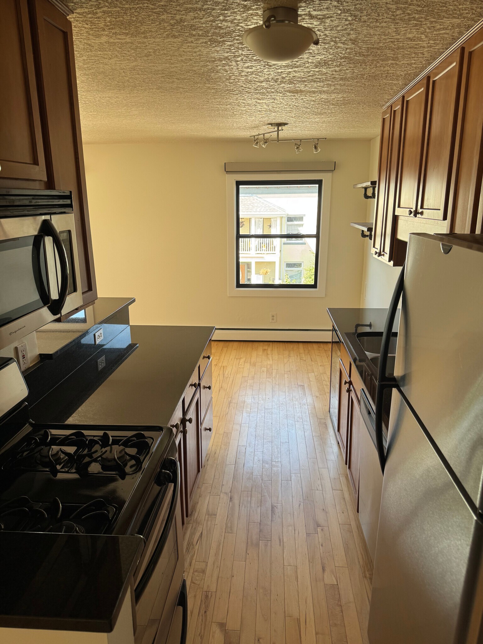 Full kitchen with granite countertops - 3019 Bryant Ave S