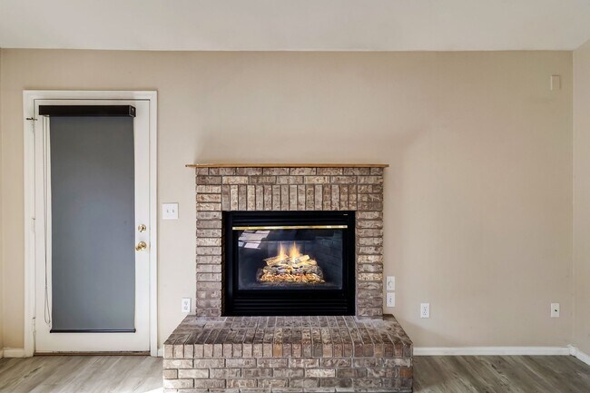 Building Photo - 3 bedroom home with fenced yard and garage in desirable neighborhood!