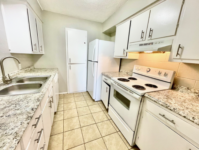 Building Photo - 3822 Englewood Cir