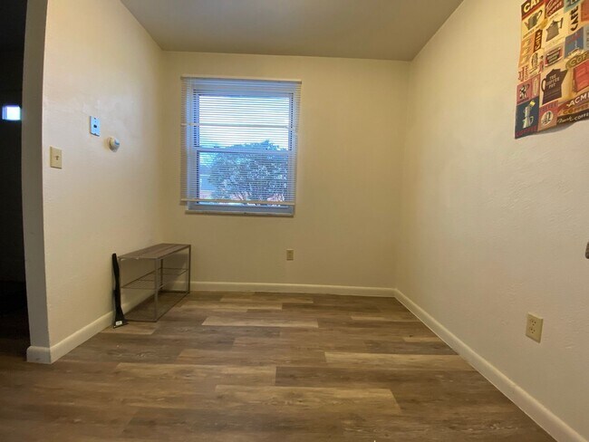 Building Photo - 730 Hemlock Square
