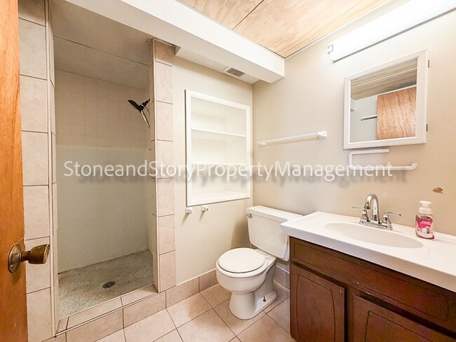 Building Photo - Large 2 story home in Oakland with large garage