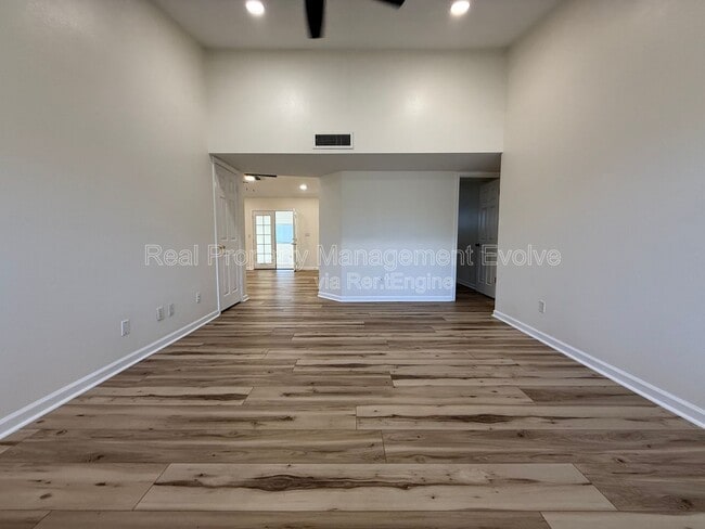 Building Photo - 6502 E Grandview Dr
