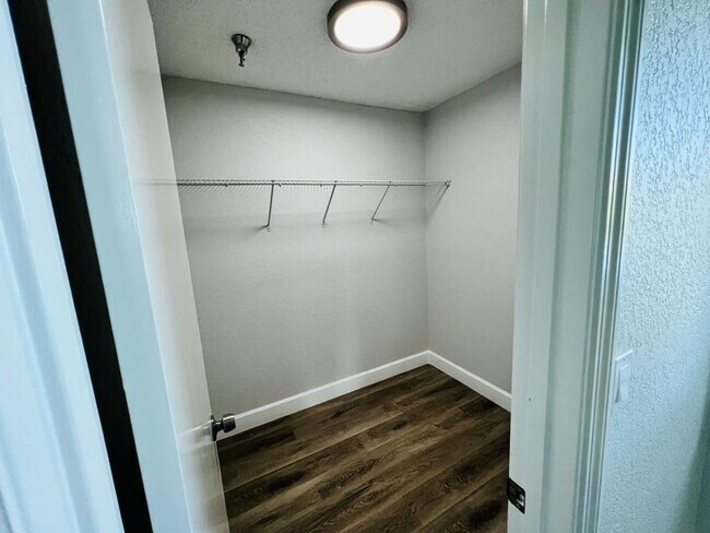 Building Photo - ? Charming 1/1 Condo in Resort-Style Community with Pool & Gym