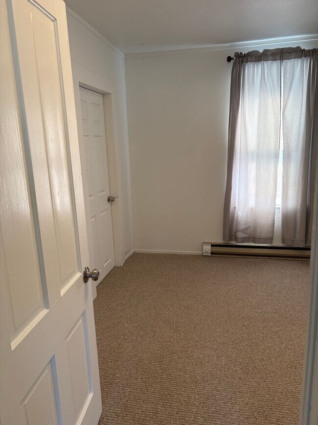 Building Photo - Newly Remodeled Two Bedroom with Sun Room!