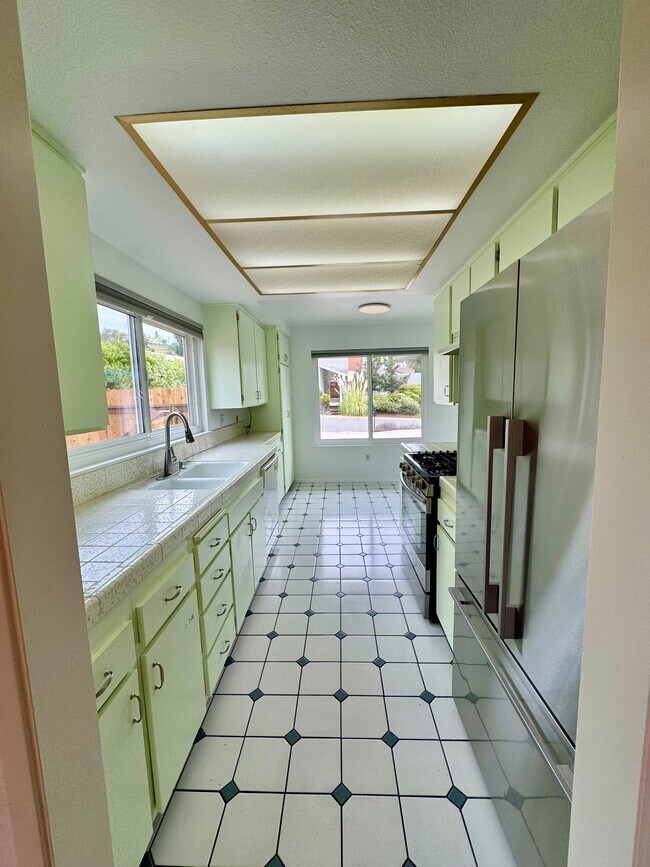 Building Photo - 2027 Fuerte Ln
