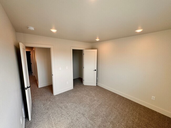 Building Photo - Modern, Spacious 3-Bedroom Townhome in the...