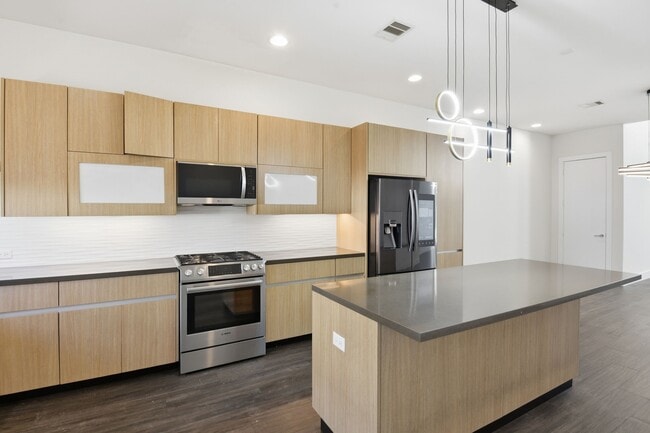 Building Photo - 5519 Paraiso Pl