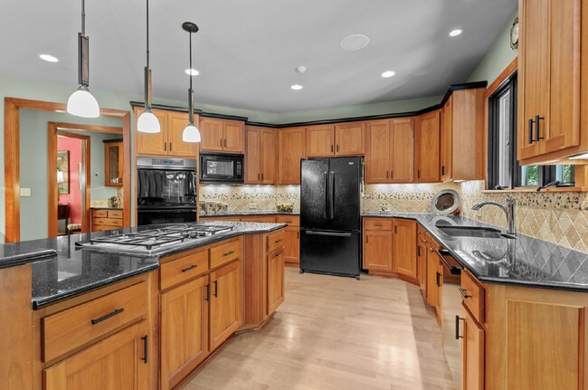 Building Photo - Luxurious 5-Bed Sanctuary with Scenic View...