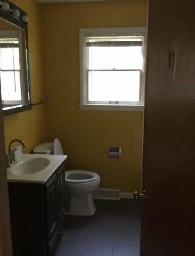 Building Photo - 3 bedroom, 1.5 bath Home