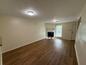 Building Photo - 2BD 1.5BA TOWNHOUSE WITH WATER INCLUDED