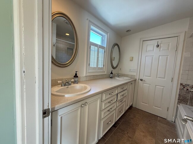 Building Photo - 46 Prudence Dr