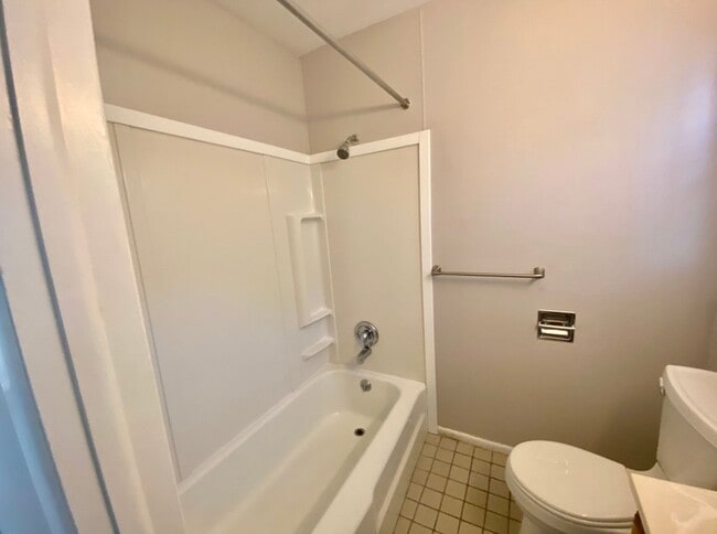 Building Photo - 1 Bed, 1 Bath downstairs Unit in Heritage Hill – Private Entry & Prime Location