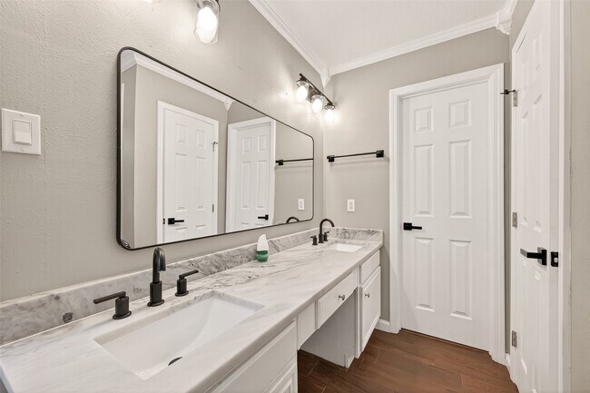 Building Photo - 1720 Old Creek Dr