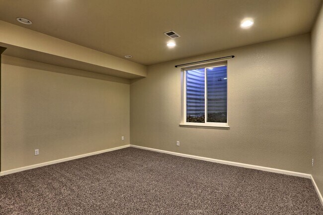 Building Photo - 4 Bedroom Home in East Windsor