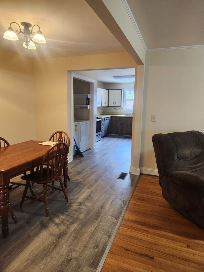 Building Photo - Charming 2 Bedroom 1 Bath