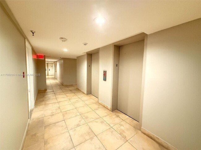 Building Photo - 1623 Collins Ave