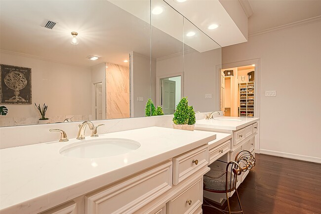Building Photo - 983 S Post Oak Ln