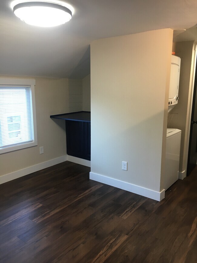 LAUNDRY & DESK - 615 Broadway Avenue