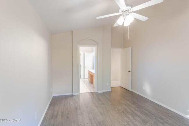 Building Photo - 213 W Caroline Ln