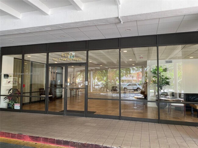 Building Photo - 6900 Bay Dr