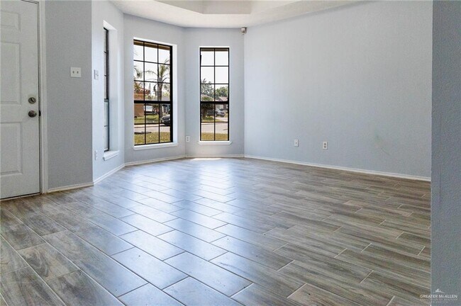 Building Photo - 2203 E Coma Ave