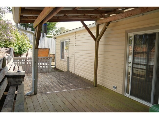 Building Photo - 485 Myeena Loop