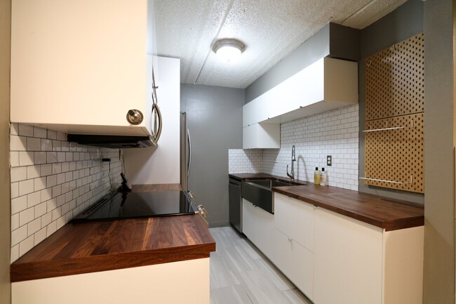 Building Photo - First-floor 1-bedroom, 1.5-bath condo in  ...