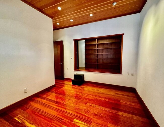 Building Photo - Private. Polished. Perfectly Larkspur.