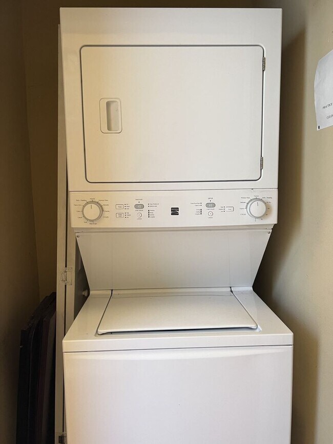 Building Photo - Cute pet friendly 2 bedroom single family ...
