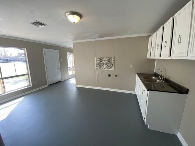 Building Photo - Spacious 4-Bedroom Home – Section 8 Welcome!