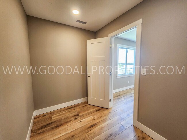 Building Photo - 6 Bedroom 4 bathroom two story home in Waukee
