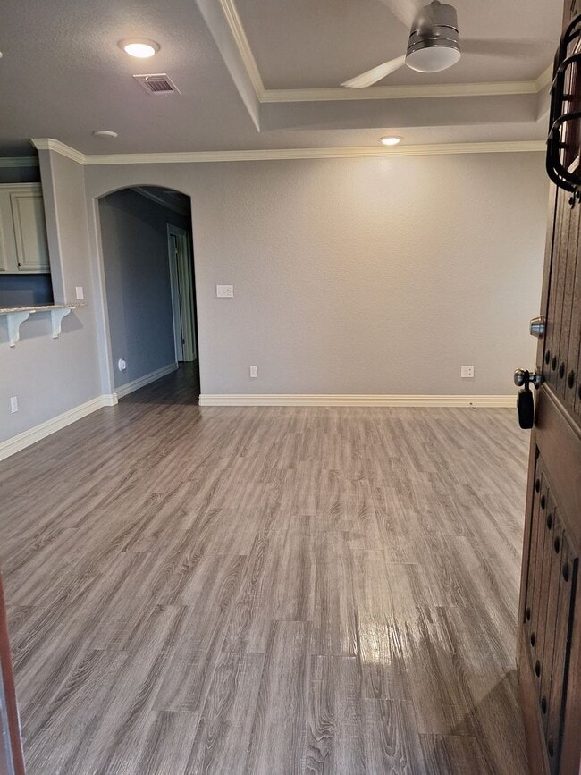 Building Photo - 3 bedroom Duplex with move in special