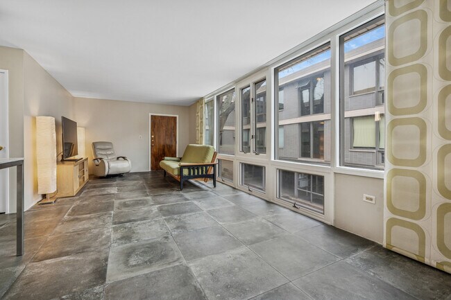 Building Photo - 1044 Ontario St