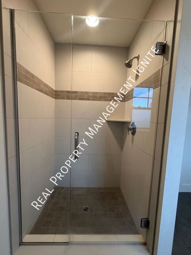 Building Photo - 1650 NW Lewis St