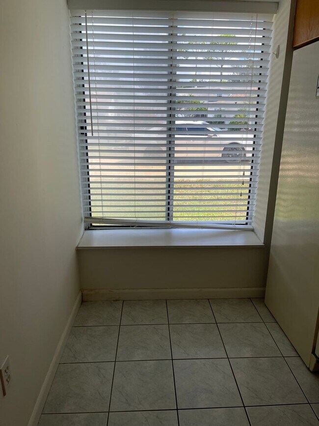 Building Photo - Spacious 3  Bedroom plus Den 3.5 baths 2 c...