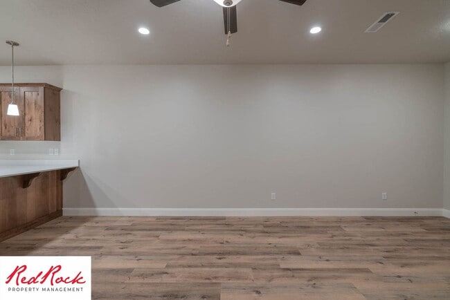 Building Photo - Welcoming 4 Bedroom Townhome in Hurricane Heights!