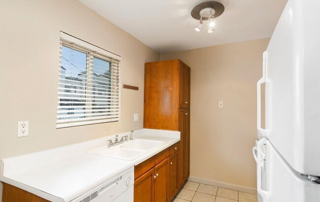 Building Photo - Large One Bedroom in University Heights wi...