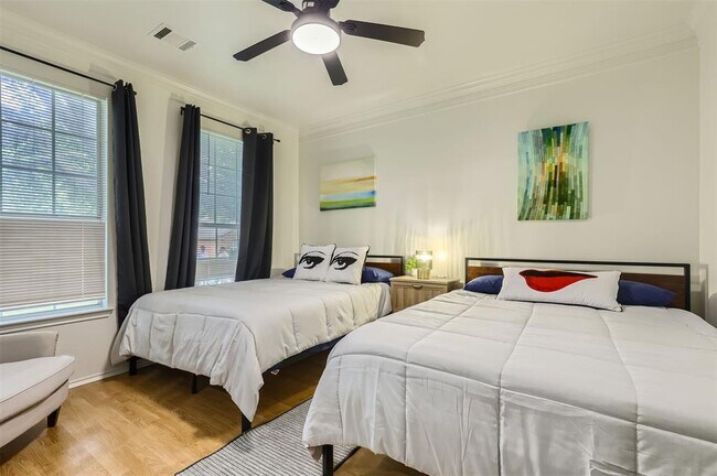 Building Photo - 1016 Thackeray Ln