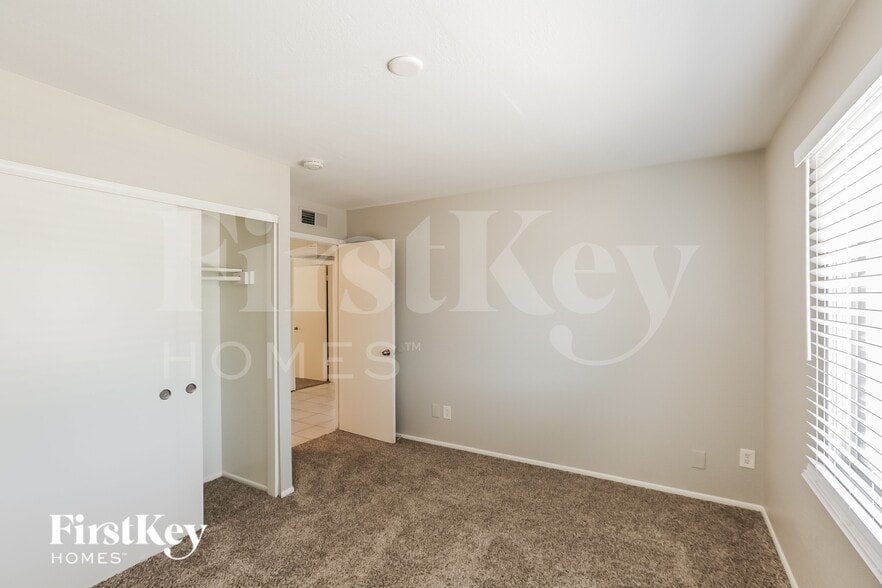 Building Photo - 14016 N 33rd Dr