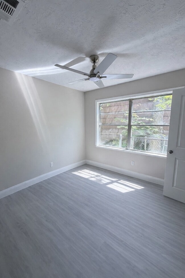 Building Photo - 8115 Redfern Dr