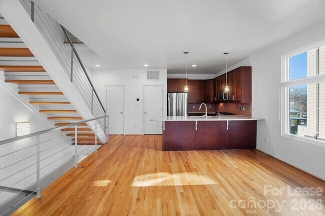 Building Photo - 921 Westbrook Dr