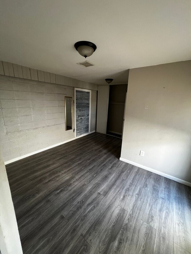 Building Photo - 3 Bedroom Duplex